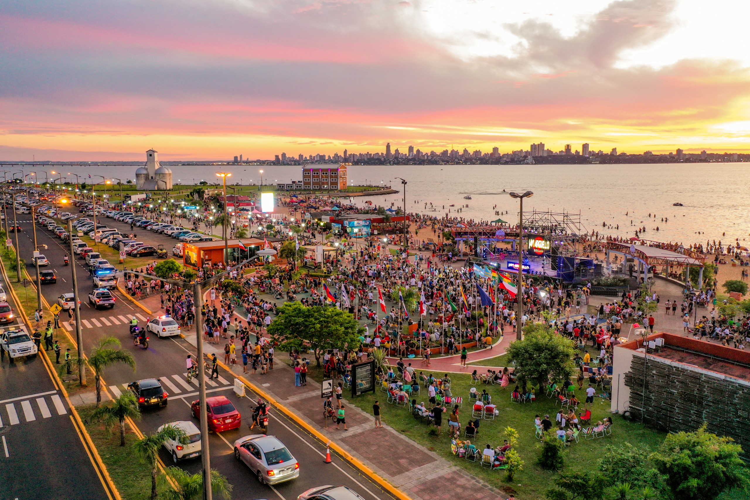 Plages aménagées d'Encarnación au bord du fleuve Paraná, Paraguay